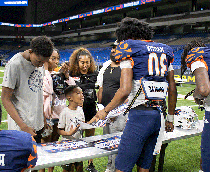 Slideshow: Roadrunners ring in Fiesta with annual <a href='http://m4.mypersonalfriends.net'>在线博彩</a> Football scrimmage